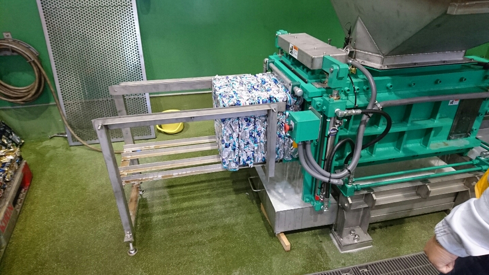 中身入り缶処理機が動作している画像