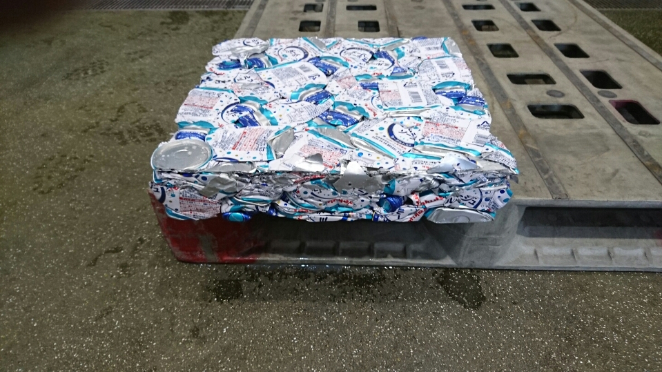 圧縮された缶の画像